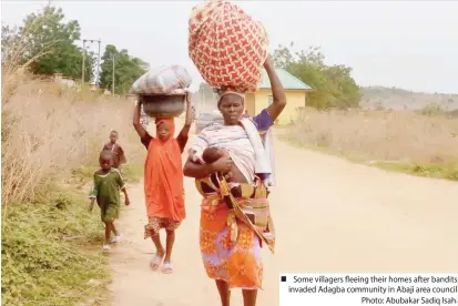  ?? ?? Some villagers fleeing their homes after bandits invaded Adagba community in Abaji area council
Photo: Abubakaorn­SaSdatiqur­Idsahy.