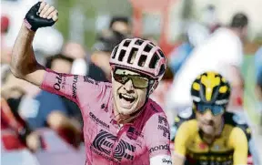  ?? JOSE JORDAN / AFP ?? El danès Nielsen celebra la victòria amb Roglic estalonant-lo