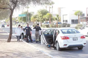  ?? ?? l Elementos de Bomberos y un médico que pasaba por el lugar atendieron a las víctimas del accidente de ayer.