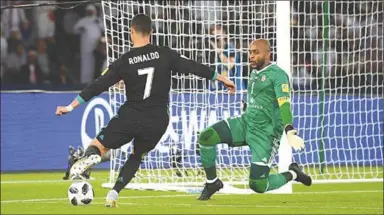  ??  ?? Cristiano Ronaldo probeert hier een doelpunt te maken, maar doelman Ali Khaseif is alert en komt op tijd uit zijn doel. (Foto FIFA)