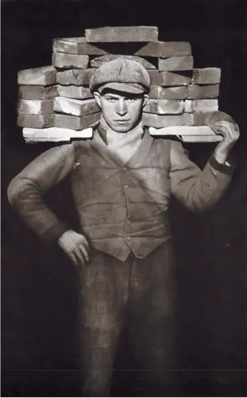  ??  ?? “Handlanger” (albañil), fotografía de 1928 de August Sander.