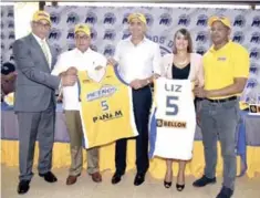  ??  ?? Juan José Perelló, de Banreserva­s, Robin Rodríguez, de Cemento Panam y Larissa Pimentel hacen entrega de uniformes a Mícalo Bermúdez y José -Maíta- Mercedes.