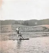  ??  ?? „Willi“mit seinem Freund Ernst Schüller auf großer „Floßfahrt“auf dem Weiher im benachbart­en Weidorf.