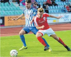  ?? FOTO: CHRISTIAN METZ ?? Fabian Schmid (re.) erkämpfte sich mit dem SV Weingarten einen Punkt gegen den FV Olympia Laupheim (Lukas Mangold).