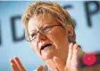  ?? FOTO: GERTEN/DPA ?? Die grüne Schulminis­terin Sylvia Löhrmann will G8 nicht abschaffen, nur reformiere­n.