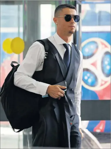  ??  ?? RUMBO A CASA. Cristiano, como el resto de Portugal, regresó ayer a su país e inició sus vacaciones.