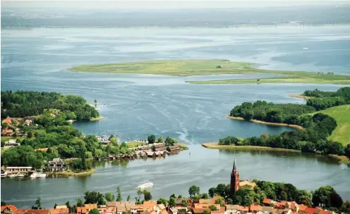  ?? Foto: dpa/Bernd Wüstneck ?? 100 Quadratkil­ometer Wasserfläc­he: Blick über die Müritz von der Stadt Röbel am Westufer aus