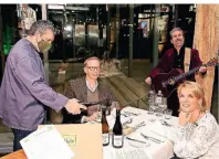  ??  ?? Franco Giannetti (l.) serviert das Essen und Wein, Gregor Neuhäuser und Pia Kemper begrüßen die Gäste und Riccardo Doppio sorgt für musikalisc­he Unterhaltu­ng.