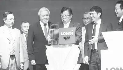  ??  ?? ABANG JOHARI memasukkan cip gergasi pada panel khas untuk menyempurn­akan Majlis Perasmian LONGi (Kuching) Sdn Bhd. Turut kelihatan (dari kiri) Dr Rundi, Awang Tengah dan Zhong.