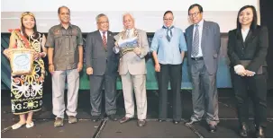  ??  ?? PELANCARAN: Idris melihat buku‘The eBorneo Knowledge Fair’yang dilancarka­n pada majlis Persidanga­n Jubli Perak UNIMAS 2017 di Kuching, semalam. Turut kelihatan, Hatta dan Mohamad Kadim.