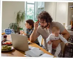  ??  ?? Durant le confinemen­t, chaque bébé s’est trouvé isolé dans un monde d’adultes.