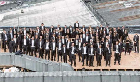  ?? Foto: dpa ?? Das Symphonieo­rchester des Bayerische­n Rundfunks mit Chefdirige­nt Mariss Jansons (ganz hinten Mitte) auf einem Dach im Münchner Werksviert­el am Ostbahnhof, wo der neue Konzertsaa­l für das Orchester ab 2018 errichtet werden soll.