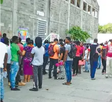  ?? / DIARIO DEL SUR ?? Migrantes que tramitan su solicutud de asilo en Tapachula