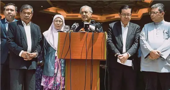  ?? BERNAMA PIC ?? Prime Minister Tun Dr Mahathir Mohamad holding a press conference in Kuala Lumpur yesterday. With him are (from left) DAP organising secretary Anthony Loke, Parti Amanah Negara president Mohamad Sabu, PKR president Datuk Seri Dr Wan Azizah Wan Ismail,...