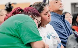  ?? Eric Gay / AP ?? Evadulia Orta (izq.) y Felicia Martínez se abrazan mientras escuchan la presentaci­ón del nuevo informe por parte de Merrick Garland en Uvalde, Texas.