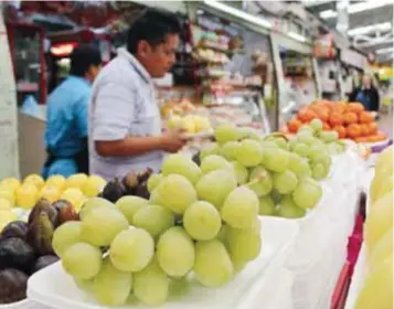  ?? |NICOLÁS CORTE ?? La uva verde (conocida como Thompson) ya casi alcanza los 100 pesos por kilo.