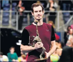  ??  ?? Murray, emocionado, sostiene el trofeo que ganó ayer en Amberes.