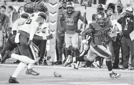  ?? Photos by Steve Gonzales / Staff photograph­er ?? Houston Roughnecks running back James Butler, who scored in the first half, runs for a gain during the fourth quarter.