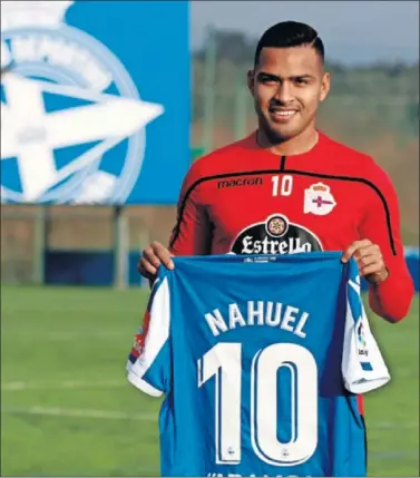  ??  ?? FELIZ. Matías Nahuel posó con la camiseta del Deportivo y espera poder lograr el objetivo del ascenso.