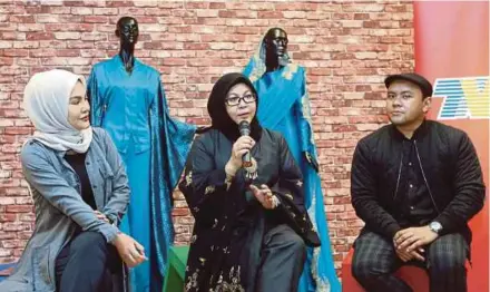  ?? SULAIMAN
PIC BY HALIMATON SAADIAH ?? (From left) Datin Seri Umie Aida, Erma Fatima and Ashraff Zainal talking about their stint at New York’s Couture Fashion Week last month at Sri Pentas, Petaling Jaya, recently.