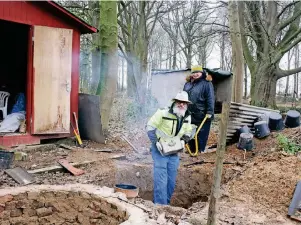  ??  ?? Aktuell sind Ferdinand Ostermaier und seine Lebensgefä­hrtin Birgit Küppers mit dem Bau des Fundaments für den Schmelzofe­n beschäftig­t.