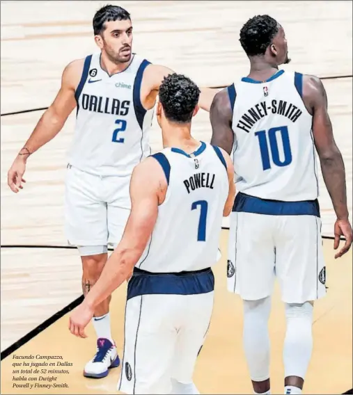  ?? ?? Facundo Campazzo, que ha jugado en Dallas un total de 52 minutos, habla con Dwight Powell y Finney-Smith.