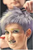  ??  ?? „Opal Hair“: Grau gefärbte Haare bekommen Strähnen oder Tupfen.