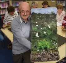  ?? Photo by John Reidy ?? Felt artist and class tutor, Martyn Bell pictured with an example of his artwork during one of his classes at Castleisla­nd Library.