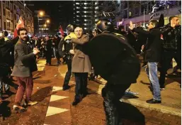  ??  ?? Dimostrant­i si scontrano con la polizia olandese a Rotterdam, vicino al consolato turco, il 12 marzo 2017.