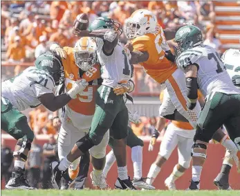  ?? AMY SMOTHERMAN BURGESS / USA TODAY SPORTS ?? Tennessee defensive linemen Kahlil McKenzie (left) and Corey Vereen will try to bring the heat today against Florida and first-time starting quarterbac­k Austin Appleby, a graduate transfer from Purdue. The Vols have lost 11 straight to the Gators.