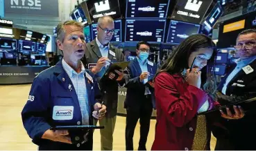  ?? FOTO: PA / AP ?? An den Börsen geht es bergab. In den USA gerieten zuletzt vor allem die Tech-Werte unter die Räder.