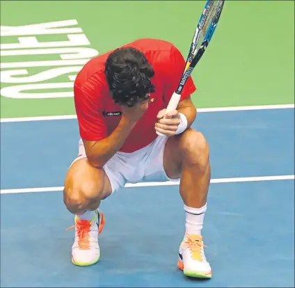  ?? FOTO: EFE ?? Feli López, cabizbajo tras la derrota. Él y Marc López eran favoritos, pero cayeron ante Draganja y Mektic después de cinco sets y 4h.23’