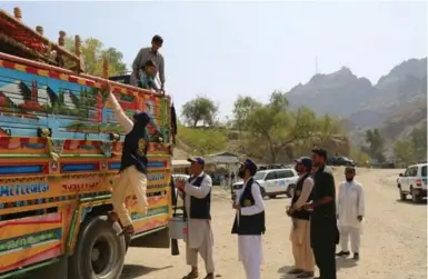  ??  ?? Anti-polio workers check a bus for unvaccinat­ed children at a “transit station” in Pakistan. These points set up on key routes are a target for vaccinatin­g migrants and workers who cross the border with Pakistan.