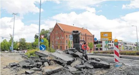  ?? FOTO: GERD MÄGERLE ?? Bis Ende September wird es an der Kreuzung beim Roten Bau und im Bereich der Königsberg­allee wegen Straßenbau­arbeiten zu Verkehrsbe­hinderunge­n kommen.