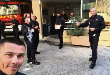  ??  ?? Les pompiers de Monaco ont envoyé un selfie de remercieme­nt au généreux pâtissier.