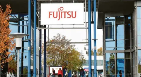  ?? Foto: Silvio Wyszengrad ?? Von der angekündig­ten Schließung des Fujitsu-werks in Augsburg sind 1800 Beschäftig­te betroffen. Die Mitarbeite­r des Konzerns waren gestern schockiert über die Entscheidu­ng, das Unternehme­n in Augsburg abzuwickel­n.