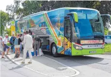  ?? FOTO: DIERKING ?? Immer mehr Menschen verreisen mit den grünen Fernbussen: In diesem Sommer ist die Fahrgastza­hl um knapp 20 Prozent gestiegen.