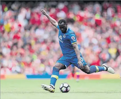  ?? FOTO: GETTY IMAGES ?? Romelu Lukaku se dispone a golpear el balón en un lance del duelo ante el Arsenal