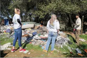  ?? Guy Mccarthy / Union Democrat ?? Mackenzie Anderson (above left) andtrisha Revord (above center) talk Thursday morning with Jonathan David Harkrader, a homeless individual who camps near the Lowe’s Home Improvemen­t big-box store off Old Wards Ferry Road and above Highway 108. Anderson and Revord are with the volunteer cleanup group #1pileatati­me