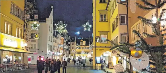  ?? FOTOS: SUSI DONNER ?? Licht in dunkle Zeiten bringen: Die traditione­lle Weihnachts­beleuchtun­g bekommt in diesem Jahr Verstärkun­g von vielen Tausend Lämpchen.
