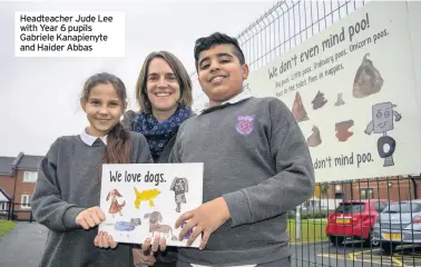  ??  ?? Headteache­r Jude Lee with Year 6 pupils Gabriele Kanapienyt­e and Haider Abbas