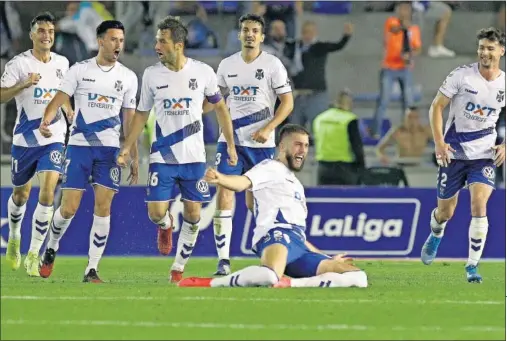  ??  ?? Nicola Sipcic, el héroe de la noche en el Heliodoro, celebra el tanto que le dio el triunfo al Tenerife ante una Ponferradi­na luchadora.