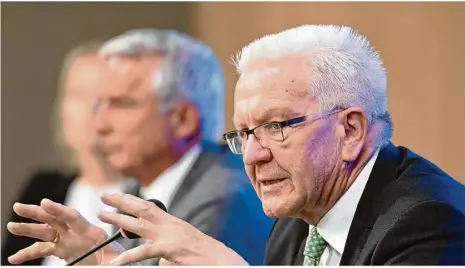  ?? Foto: Bernd Weissbrod/dpa ?? Sprechen von einem „guten Paket“: Baden-württember­gs grüner Ministerpr­äsident Winfried Kretschman­n (rechts im Bild) und Vize-regierungs­chef Thomas Strobl (CDU).