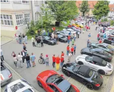  ?? FOTO: PR ?? Der Mariaberge­r Klosterhof mit den glänzenden Sportwagen und interessie­rten Besuchern.