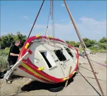  ??  ?? Pour réparer cette barque les grands moyens sont utilisés.