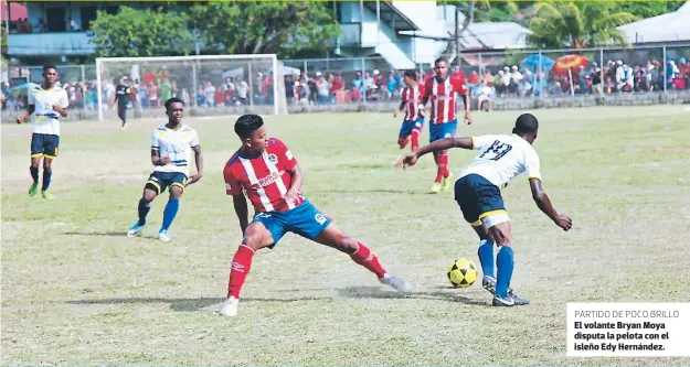  ??  ?? PARTIDO DE POCO BRILLOEl volante Bryan Moya disputa la pelota con el isleño Edy Hernández.