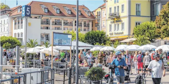  ?? FOTO: CHRISTIAN FLEMMING ?? Beste Lage an der Hafenprome­nade. An den Angestellt­en des Helvetia Hotels lässt sich gut ablesen, was die Branche in diesem besonderen Sommer erlebt hat.