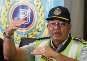  ??  ?? Streamlini­ng: Shaharuddi­n briefing the media on JPJ plans to tighten procedures. — Bernama