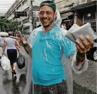  ?? Robson Ventura/Folhapress ?? Quando era motoboy, Emerson Ribeiro pensou em virar MEI, mas após acidente, deixou a moto de lado e virou ambulante: vende capas de chuva e bebidas