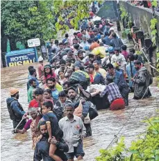  ?? FOTOS: SEELSORGEE­INHEIT BAD WURZACH ?? Mehr als eine Million Menschen sind vor den gewaltigen Wassermass­en im indischen Kerala geflohen.